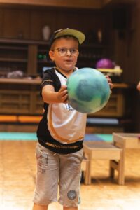 MPS-Bub mit Ball bei der MPS-Therapiewoche